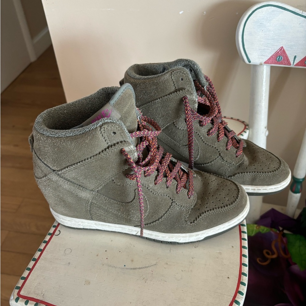 Nike high top healed platform green suede sneakers size 9.5